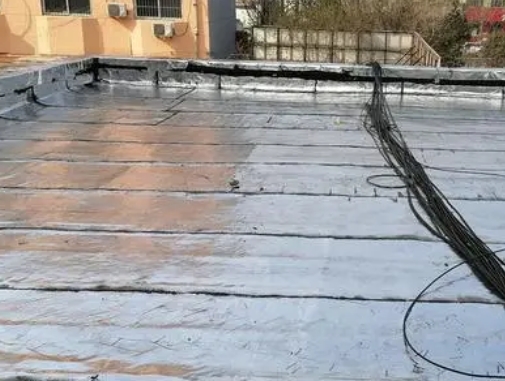 温州市卫生间漏水维修公司分享下温州市屋面楼顶防水刚性防水层施工要点。